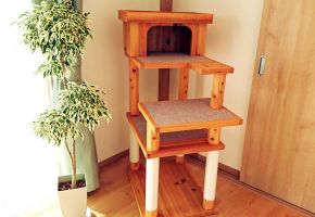 木製の規格型キャットタワーを製作しました。室内のインテリアとしてもいい感じです。もちろん猫が寝転んでも痛くないジュウタンを敷いています。